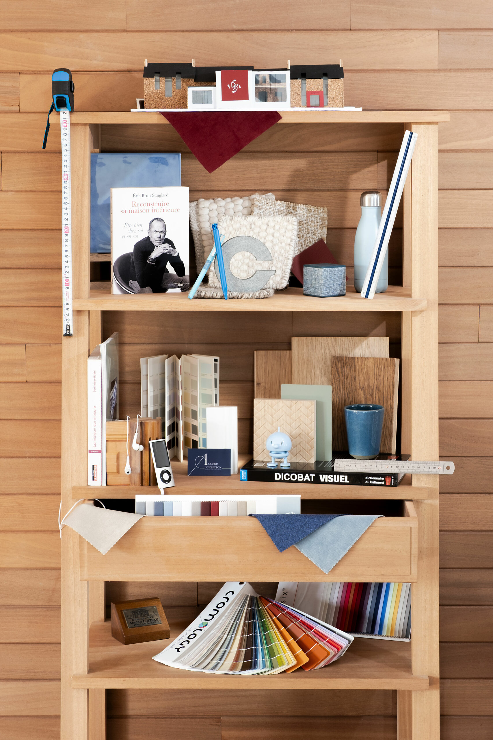 Sélection de matériaux, nuanciers, ouvrages et inspirations d'architecture intérieure illustrant l'approche sensible et sur mesure d'ACCORD CONCEPTION.