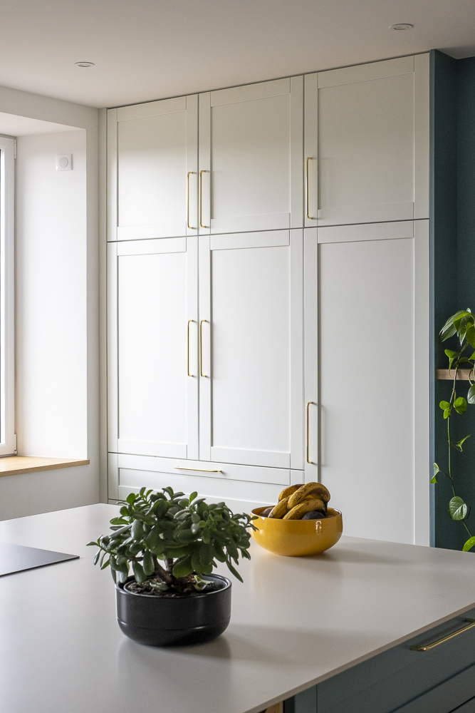 Placards sur mesure intégrés à l'aménagement de la cuisine