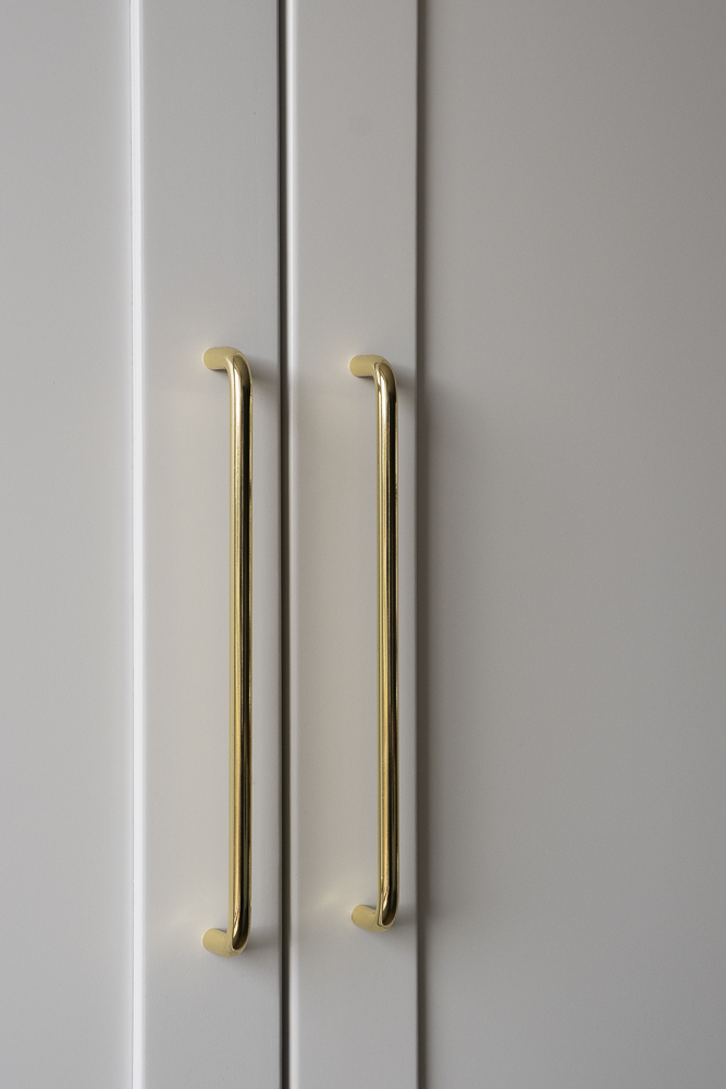 Détail d'une poignée sur les façades du mobilier de cuisine