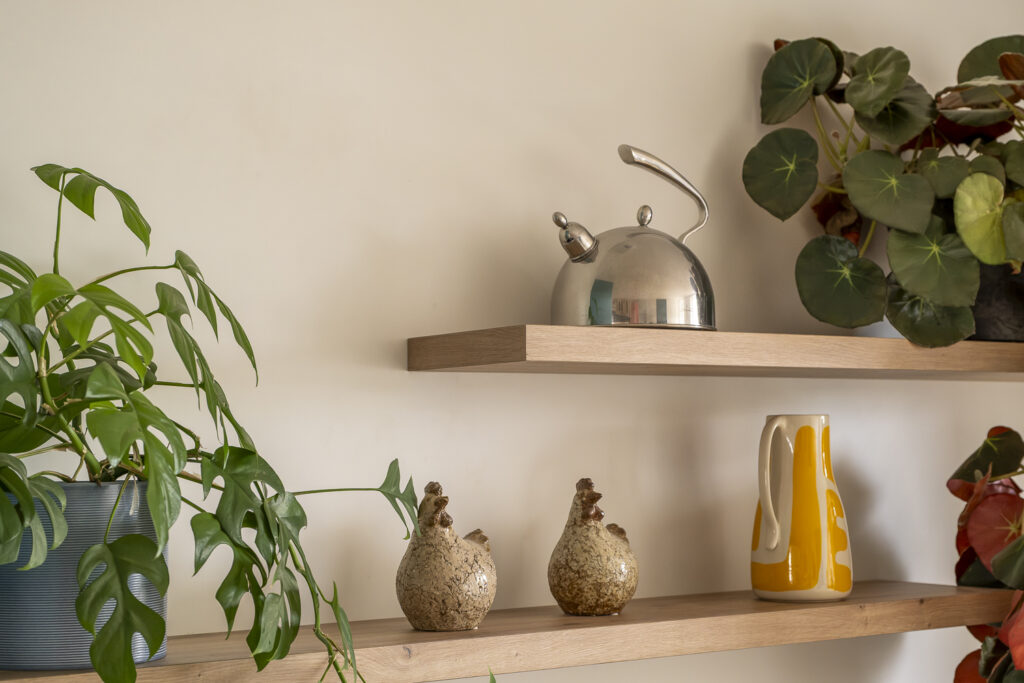 Étagères ouvertes accueillant de la décoration dans la cuisine