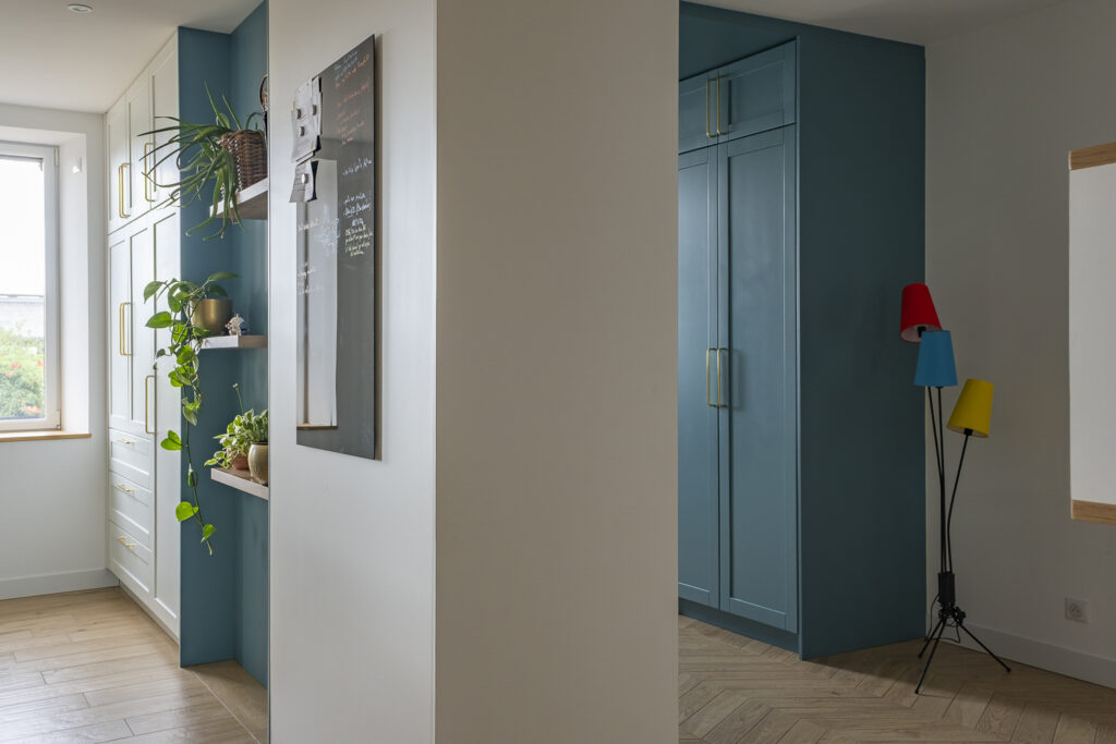 Meuble double face sur mesure séparant l'entrée et la cuisine