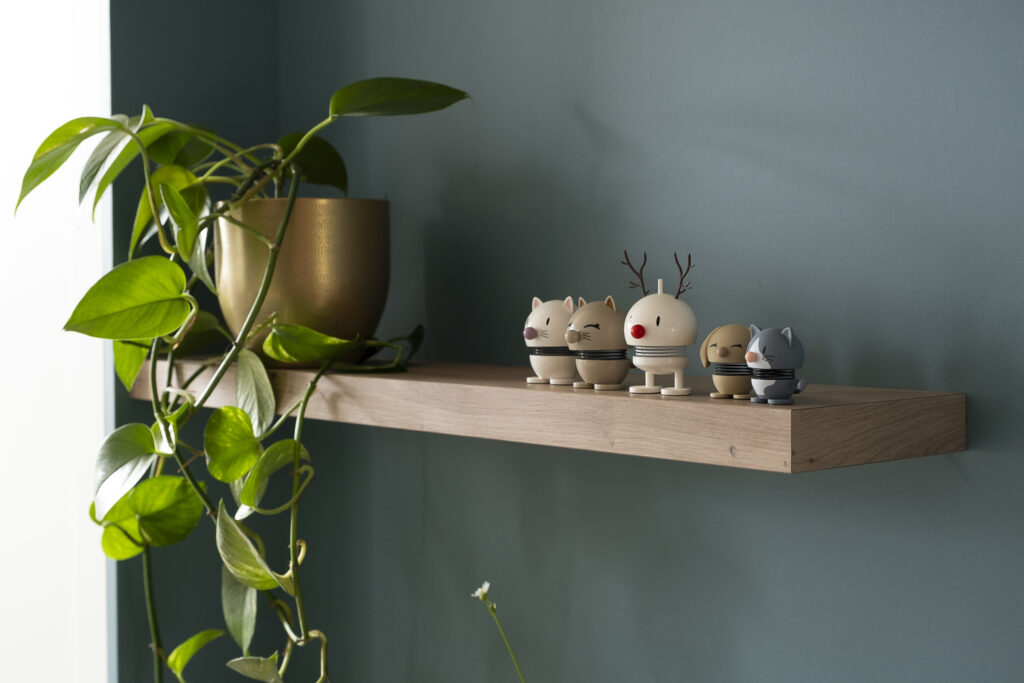 Niche bleue intégrée au mobilier sur mesure de la cuisine