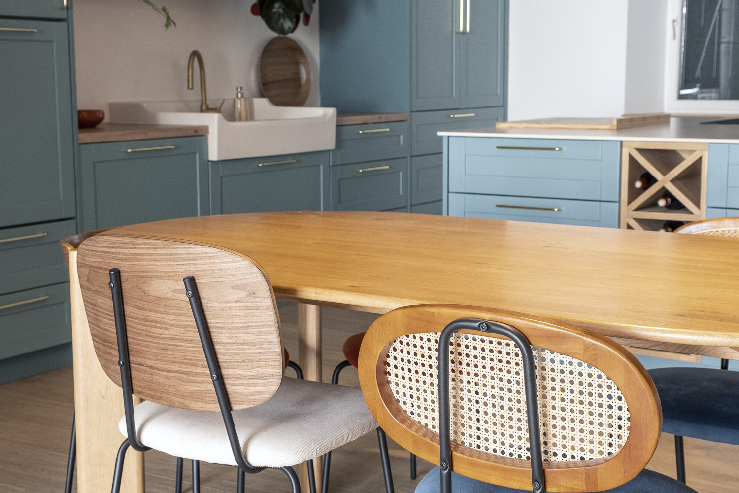 Cuisine ouverte sur la pièce de vie avec mobilier et chaises