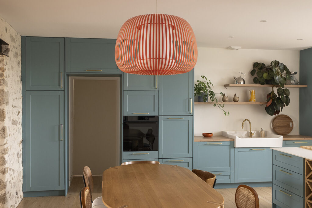Vue d'ensemble de la cuisine aménagée sur mesure