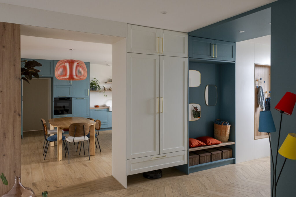 Vue d'ensemble du meuble sur mesure aménageant l'entrée