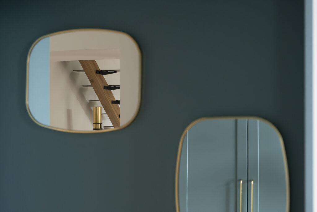 Miroirs disposés dans l'entrée créant un jeu de reflets