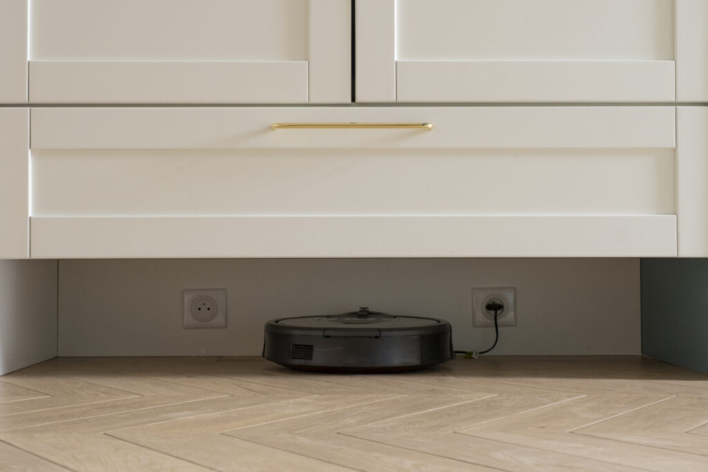 Niche intégrée au meuble d'entrée pour la station du robot aspirateur