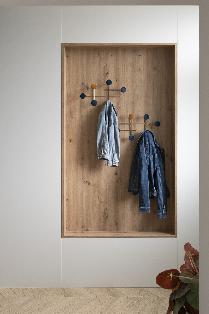 Niche aménagée dans l'entrée avec espace vestiaire