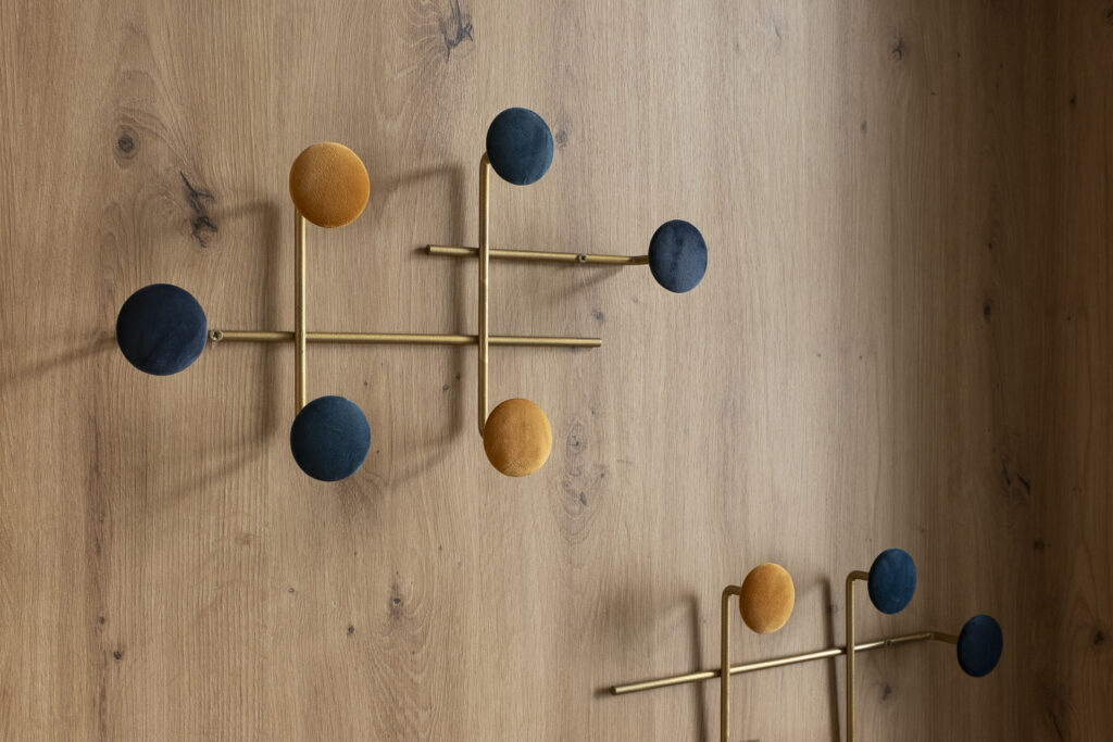 Patères colorées intégrées au mobilier de l'entrée